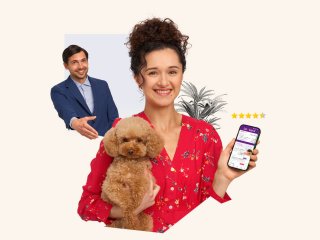 Blije vrouw met telefoon en bankadviseur op de achtergrond