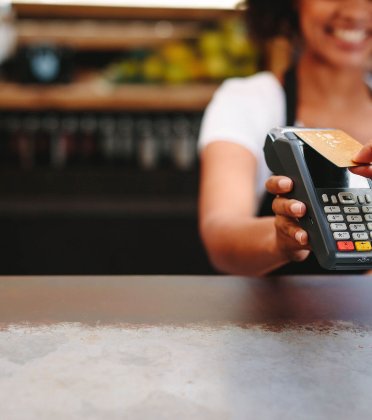 En tant que client Beobank, vous pouvez payer sans contact avec votre carte de débit ou votre carte de crédit. 